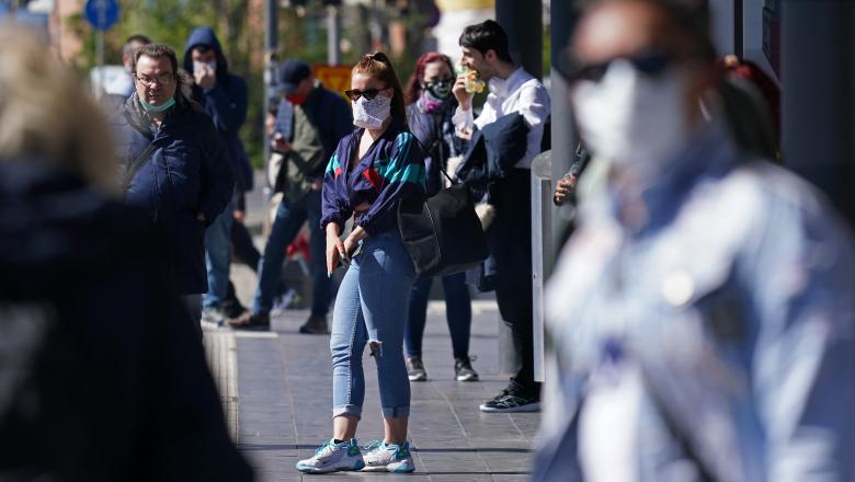 Mască de protecţie obligatorie pe stradă! Află în ce zone se impun noi restricţii!