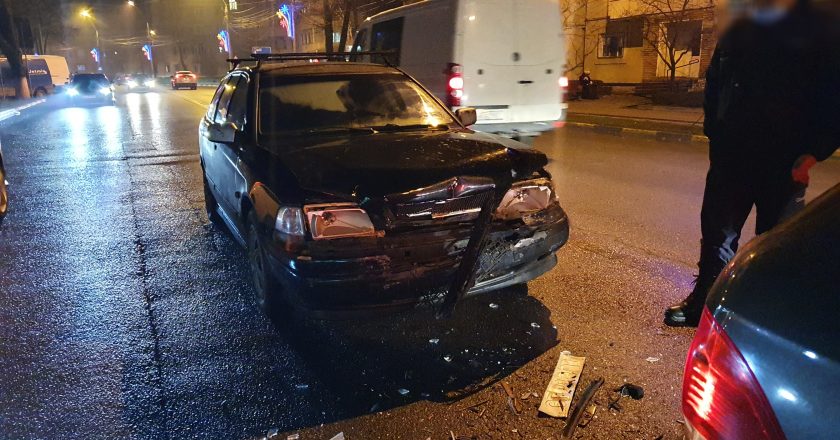 3 maşini implicate într-un accident în centrul oraşului