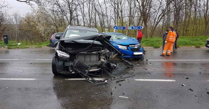 VIDEO: Carambol între 3 autoturisme. 8 persoane au suferit leziuni