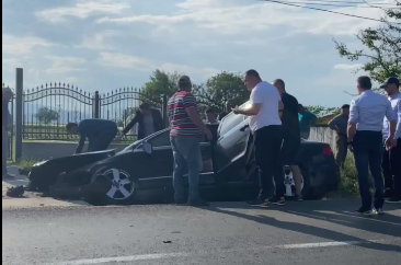 VIDEO: Accident violent. Doi tineri au fost răniţi în urma impactului