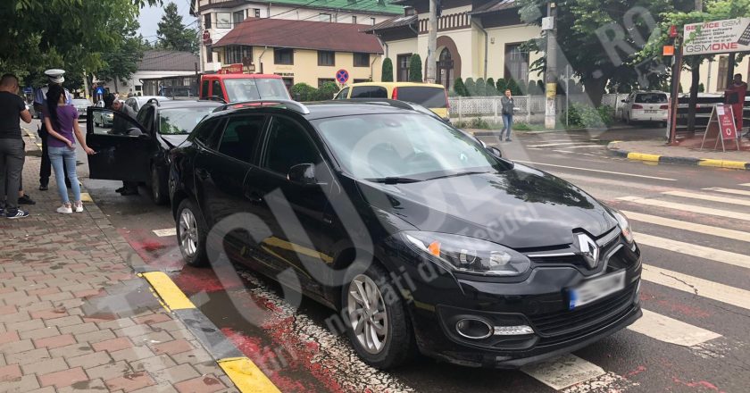 Pieton în pericol pe marcajul pietonal. Douã autoturisme s-au ciocnit pe trecerea de pietoni