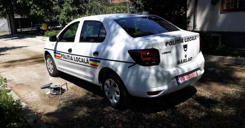 VIDEO: Doi polițiști locali s-au filmat la volanul autospecialei fredonând manele