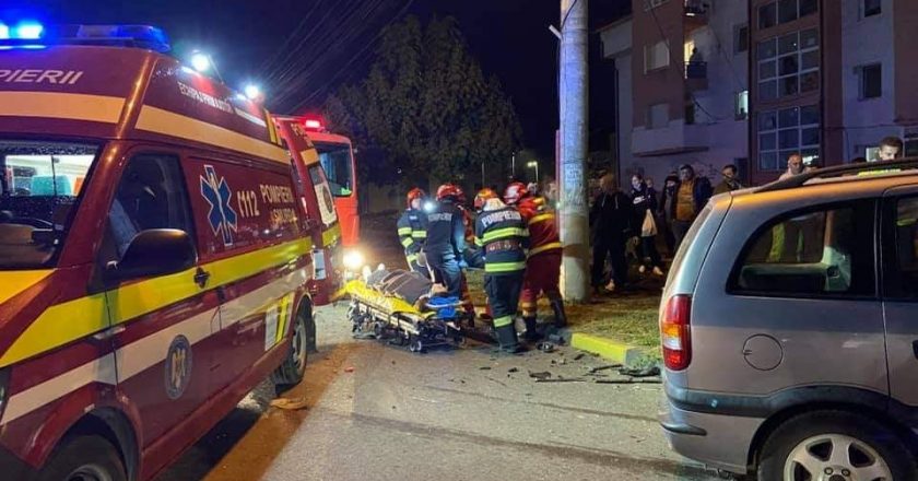 FOTO: Trei persoane transportate la spital în urma unui accident rutier grav