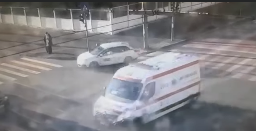 VIDEO | O ambulanță aflată în misiune, implicată într-un incident rutier