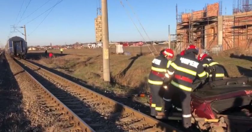 Două persoane și-au pierdut viața după ce mașina lor a fost lovită de tren