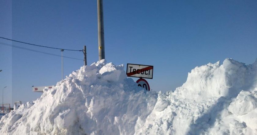 Ninsori și vânt puternic în următoarele zile. Iarna se întoarce