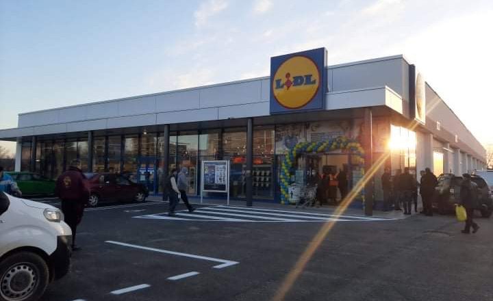 FOTO | Supermarketul LIDL a fost redeschis. Cozi la intrarea în incinta magazinului