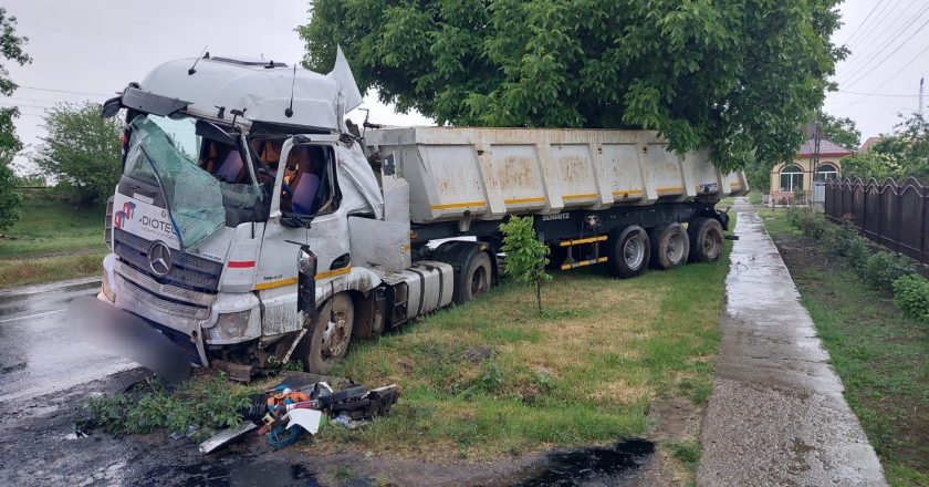 Șofer  de camion amendat la Vameș după ce a intrat într-un cap de pod