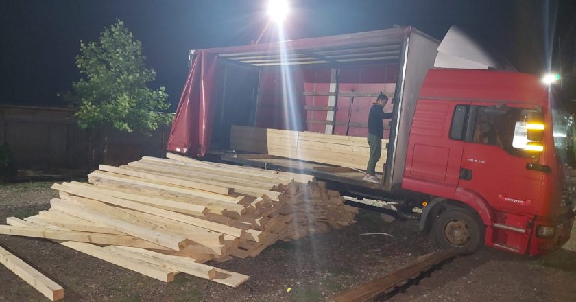 Un sucevean s-a ales cu trei amenzi după ce a fost prins de polițiștii gălățeni că transporta material lemnos fără a avea acte