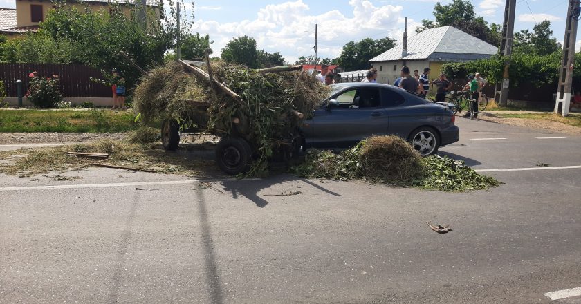 Accident rutier la Barcea. O căruță a ieșit în fața unei mașini