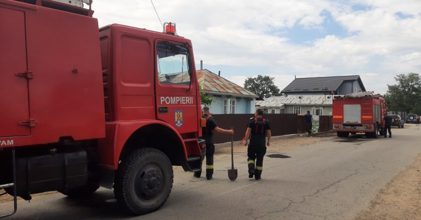 Incendiu la intrare  în satul Torcești.  Pompierii au intervenit cu 2 autospeciale