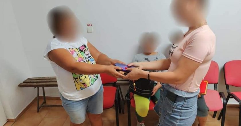 Spirit civic. O tecuceancă a înapoiat un telefon și un portofel găsit la bâlci