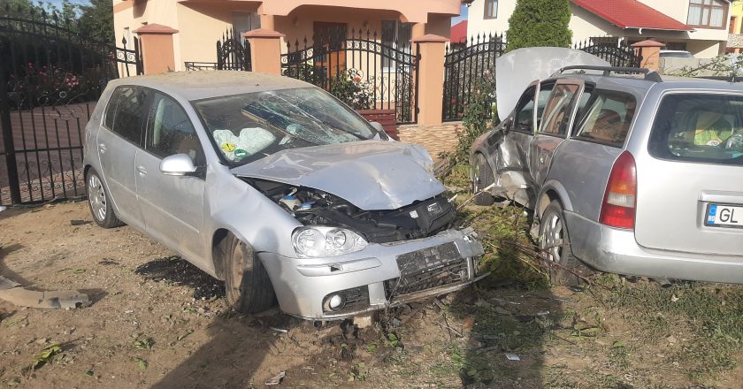 Săptămâna a început cu un accident rutier la Ivești.  Patru oameni au fost răniți