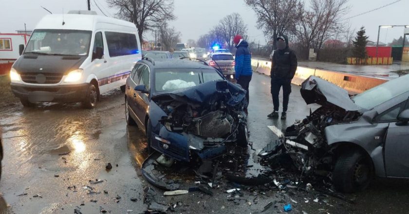 Două persoane au ajuns la spital în urma unui accident petrecut lângă Galați