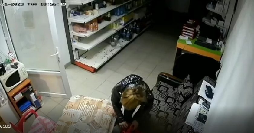 VIDEO. O tânără de 26 de ani din Barcea a fugit cu 1850 de lei furați dintr-un magazin