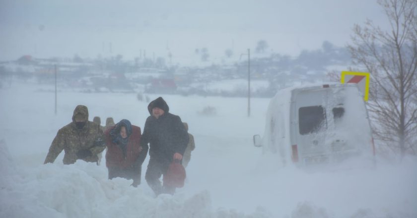 Iarnă grea în nordul țării. Pompierii din Galați oferă sprijin în județul Iași. Luptă încontinuu împotriva viscolului