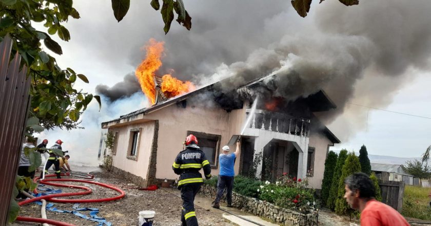 FOTO. Casa unei familii din Bolotești a fost mistuită de flăcări