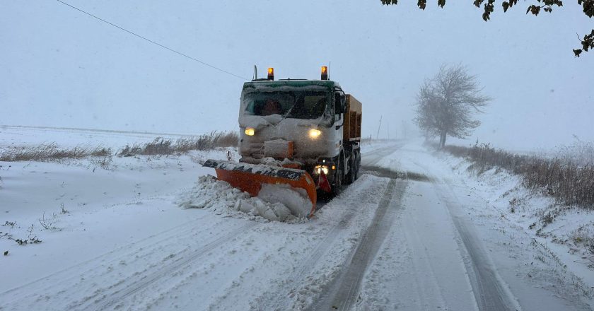 CJ Galați: Utilajele de deszăpezire acționează pe drumurile județene