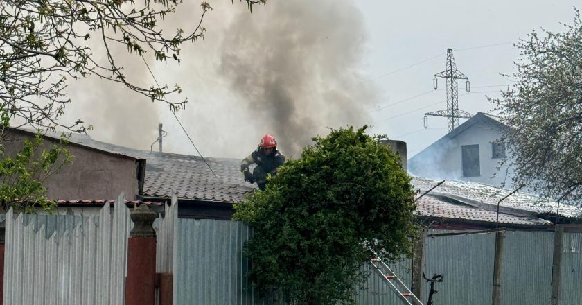 Incendiu la o locuință din Tecuci.  Pompierii au intervinit de urgență