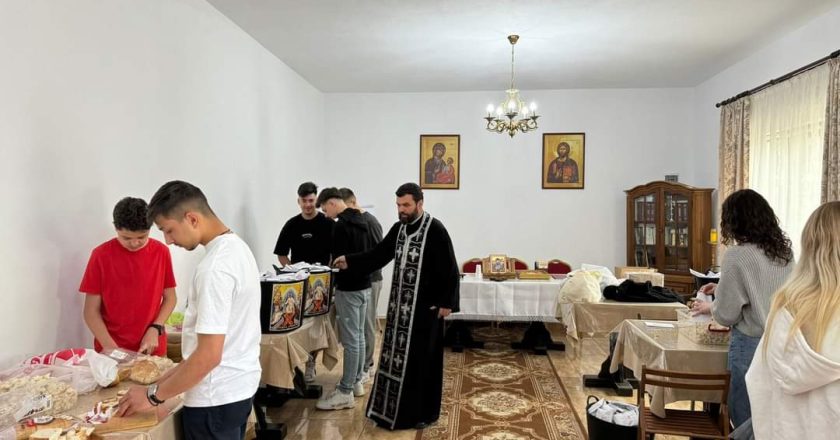 Pregătiri la biserica „Adormirea Maicii Domnului” înaintea slujbei de Înviere