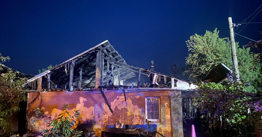 VIDEO. 3 case au ars noaptea trecută la Tecuci de la o țigară aprinsă