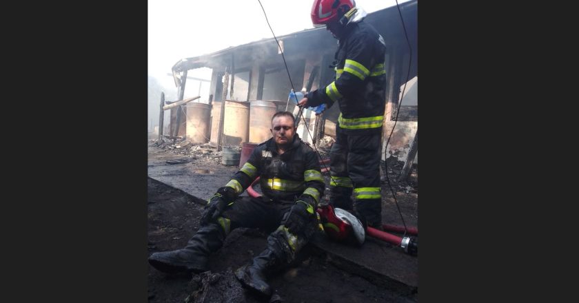 Bătrânică rănită în urma unui incendiu în județul Galați. Pompierii s-au luptat cu flăcările și canicula