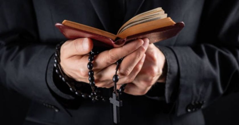 Un preot este acuzat ca a violat o minoră în județul Galați