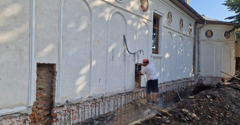 Continuă lucrările de reabilitare la biserica „Adormirea Maicii Domnului” din Tecuci