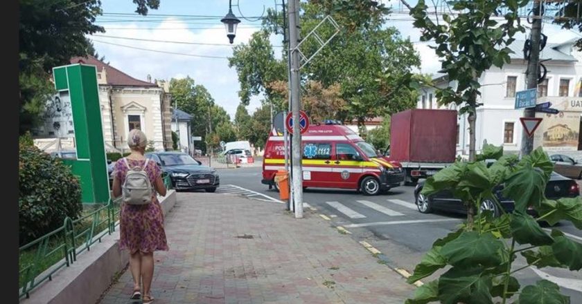 Intervenție îngreunată a echipajului SMURD din cauza mașinilor parcate neregulamentar. Ce face poliția locală