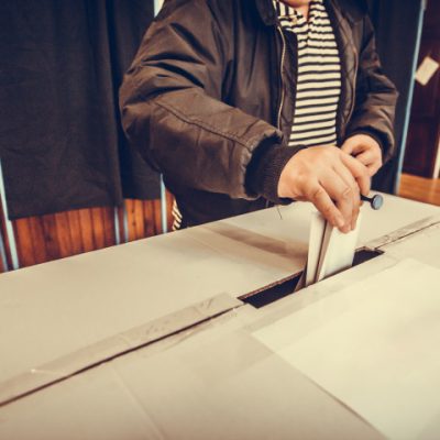 Membrul unei secții de votare din Tecuci a fost prins băut în ziua alegerilor