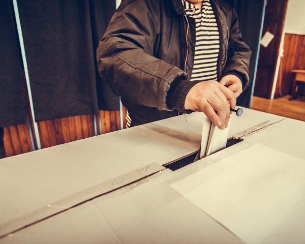 Membrul unei secții de votare din Tecuci a fost prins băut în ziua alegerilor